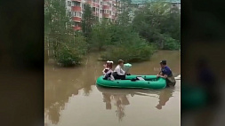 В затопленном Уссурийске школьники отправились на торжественную линейку на лодке