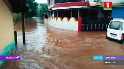 В Индии мощные ливни затопили город 