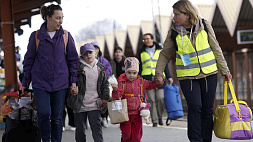 На Западе советуют украинским женщинам-беженцам срочно вернуться домой
