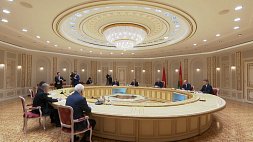 Лукашенко обсудил точки соприкосновения с делегацией Ульяновской области и спикерами парламента Кыргызстана