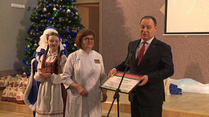 Головченко предоставил центру "Пролеска" сертификат на Br20 тыс., а детям вручил сладкие новогодние подарки 