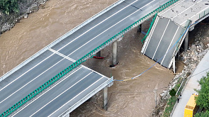 На северо-западе Китая обрушилась часть автодорожного моста - 12 человек погибли