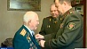 Министр обороны вручил юбилейные медали почетным ветеранам Василию Мичурину и Ивану Кустову