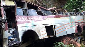 Автобус с паломниками в Индии упал в ущелье после обстрела боевиками