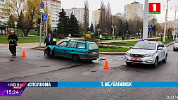 Два автомобиля столкнулись на улице Притыцкого в Минске, один из них перевернулся