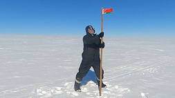 Новая высота: флаг Беларуси установили наши полярники на горе в Антарктиде 