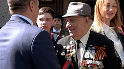 Для ветерана Алексея Головацкого приготовили выступление духового оркестра и торжественный марш прямо во дворе дома
