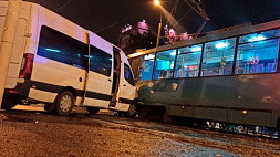 Маршрутка и трамвай столкнулись на Логойском тракте в Минске