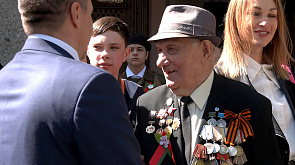 Для ветерана Алексея Головацкого приготовили выступление духового оркестра и торжественный марш прямо во дворе дома