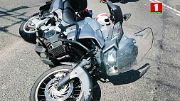 Накануне на улице Романовская Слобода в Минске столкнулись водитель "фольксвагена" и мотоциклист