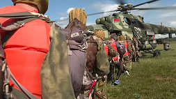 Белорусские десантники отработали сложную технику десантирования на воду 