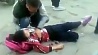 В городе Юйлинь мужчина напал на  выходящих из средней  школы учеников