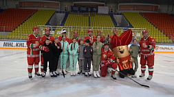 Совместная тренировка, подарки и сказочное представление - хоккеисты команды Президента Беларуси посетили Бобруйский детский дом