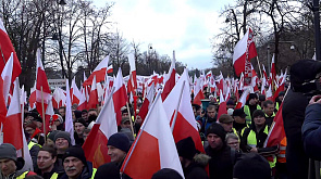 Жгут фаеры и покрышки: в Варшаве протестующие собрались перед канцелярией премьер-министра