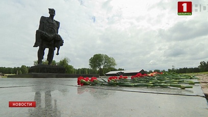 "Беларусь помнит. Помним каждого". Белорусы возлагали цветы к монументам и памятникам 