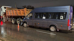 В Орше маршрутное такси врезалось в грузовик МАЗ, пострадали 12 человек