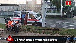 В Минске на Партизанском проспекте байкер врезался в дерево