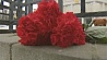 Минчане несут цветы к посольству России в нашей стране