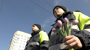 Цветочная инспекция на дорогах Минска - ГАИ белорусской столицы поздравляет женщин с 8 Марта