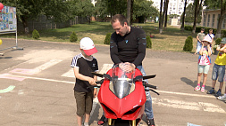 ГАИ знакомит детей с правилами езды на мотоциклах 