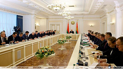 Лукашенко поручил журналистам встряхнуть КГК и правительство по вопросу зарплат "великих" деятелей в торговле