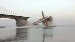 Потратили на возведение миллионы долларов, но завершить так и не успели - в Индии рухнул недостроенный мост
