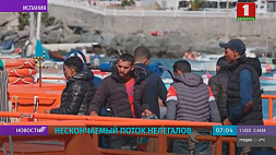 Сотрудники испанского поискового агентства спасли у берегов страны 34 беженца - они переплывали океан на резиновой лодке