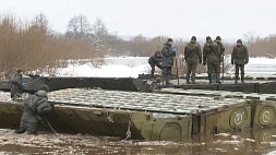 Танковое подразделение 19-й отдельной гвардейской механизированной бригады готовится форсировать Березину