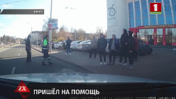Пожилой мужчина в Минске шел по трамвайным путям - на помощь пришел милиционер
