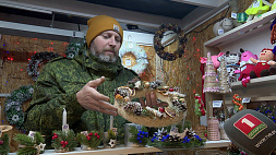 Караоке-баттлы, танцы и торговые шале - новогодняя ярмарка открылась в Раковском предместье в Минске