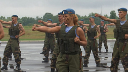 День десантников: в Бресте военные с бэтээрами исполнили вальс