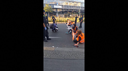 Немецкие экоактивисты приклеили себя к асфальту в Берлине