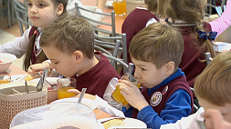 Блинчики с ягодами, булгур и напиток из облепихи - в меню школьных столовых Минска добавятся новые блюда