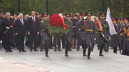 Венок от посольства Беларуси возложили к Могиле Неизвестного Солдата в Москве