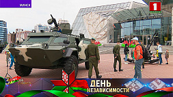 У Национальной библиотеки Беларуси развернулись две тематические площадки - концертная и военная