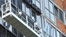 В Бресте на высотном доме застряла строительная люлька с двумя рабочими