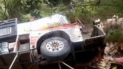В Мексике пассажирский автобус сорвался в пропасть с высоты 20 метров