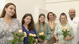Молодых мам поздравили в Минском областном родильном доме