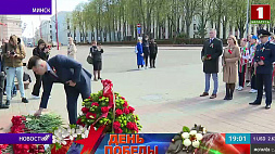 Лидеры БРСМ возложили цветы к легендарному танку-памятнику Т-34