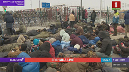 Толпа беженцев на погранпереходе "Брузги"  вплотную приблизилась к полицейской сцепке