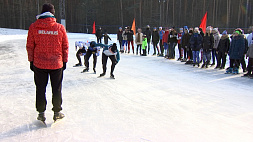 Для детей могилевских школ конькобежного спорта организовали праздник - забеги на льду