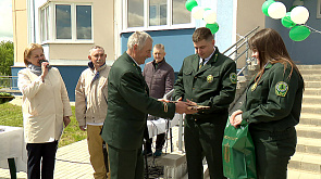 В Копыльском опытном лесхозе открыли производство по выпуску обрезных пиломатериалов, лучшим сотрудникам вручили ключи от арендных квартир