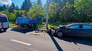 В Минске автомобиль врезался в трактор с прицепом