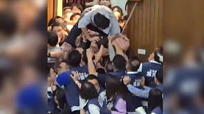 Депутат в парламенте Тайваня попытался выкрасть законопроект - заседание закончилось массовой дракой