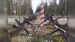Польша укрепляет границу с Беларусью и Россией противотанковыми ежами 