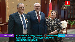 А. Лукашенко после вручения госнаград пообщался с давними знакомыми - супругами Малиновскими