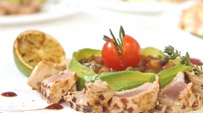 Салат из авокадо с томатом и жареным тунцом, филе рыбы в суфле с креветками и жареные овощи с мягким сыром