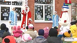 Новогодние песни звучат в сказочной резиденции Деда Мороза в Полоцке