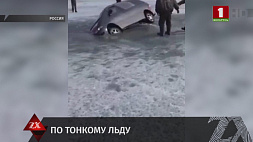 В России экстремал устроил дрифт по тонкому льду и не сумел выбраться из машины