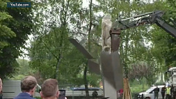 Демонтаж памятника советским и польским солдатам транслировали в прямом эфире в Щецине